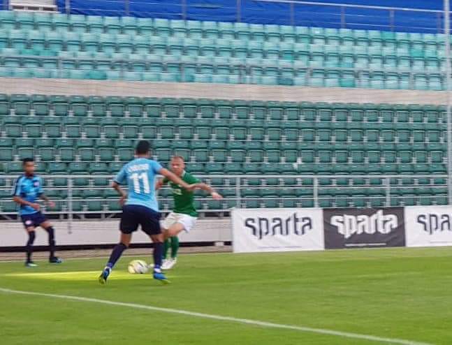 דן איינבינדר מול שחקן פלורה טאלין. איצטדיון ריק (צילום: באדיבות הפועל תדיראן באר שבע)